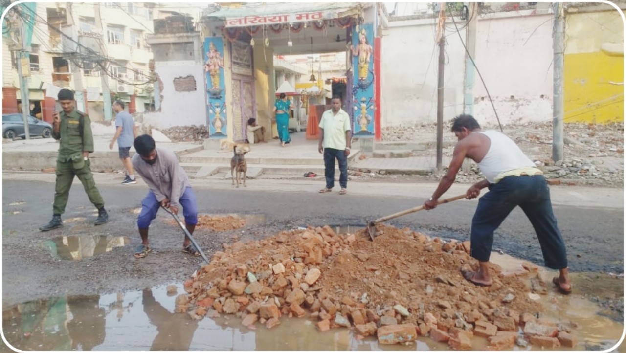 सडक विस्तारसँगै वीरगञ्ज महानगरमा खाल्डाखुल्डी पुर्ने र अव्यवस्थित तार हटाउने काम तीव्र