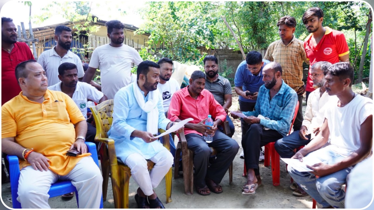 भोटेकोशी विपत्तिका पीडित परिवारको घरमै पुगे मेयर सिंह र पूर्वमन्त्री यादव