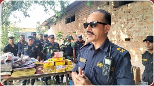 पर्सा प्रहरीद्वारा १२ लाखको पटाका र घरेलु मदिरा नष्ट