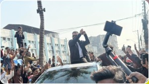 रास्वपा वरिष्ठ नेता बालेनको वीरगंजमा रोड शो, गाडीभित्रैबाट स्थानीयलाई अभिवादन