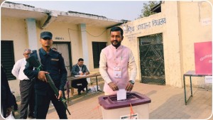 मनियारी मतदान केन्द्रमा प्रदीप यादवले खसाले मत, मतदातालाई मतदान गर्न आग्रह