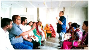 विद्यार्थी सँगै अभिभावकसँग भेट्दै मेयर सिंह