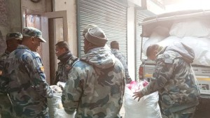 शिवम ईम्पोरियममा सशस्त्र प्रहरीको छापा, भारी मात्रामा भन्सार छलीका कपडा बरामद