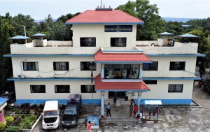 मकवानपुरमा बस दुर्घटनामा १६ यात्रु घाइते