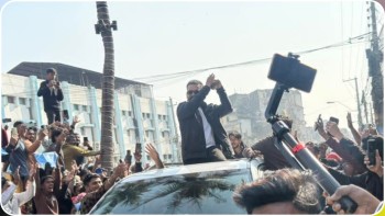 रास्वपा वरिष्ठ नेता बालेनको वीरगंजमा रोड शो, गाडीभित्रैबाट स्थानीयलाई अभिवादन