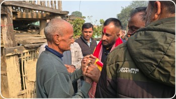 पर्सा–३ का गाँउगाउँमा पुगेर जनसंवाद गर्दै एमाले उम्मेदवार पाण्डेय