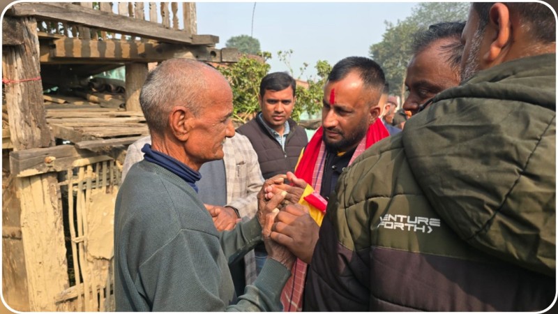 पर्सा–३ का गाँउगाउँमा पुगेर जनसंवाद गर्दै एमाले उम्मेदवार पाण्डेय
