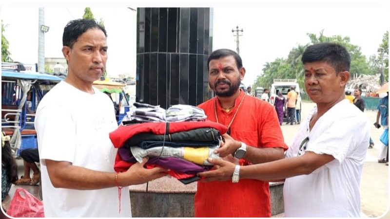 बागेश्वर धाम परिवार पर्साद्वारा बाढीपीडितका लागि १ हजार थान कपडा सहयोग