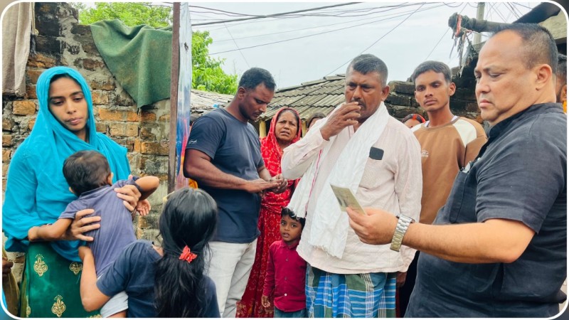 भोटेकोशी बाढीको पीडामा साथ दिँदै मेयर सिंह पुगे बेपत्ता परिवारको घरमा